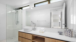 Shower - Lucaya - 2/6 Frank Street (COOLUM BEACH)