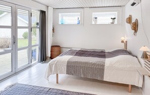 3 bedrooms, free WiFi - Amazing home in Hals with house a panoramic view (Hals)