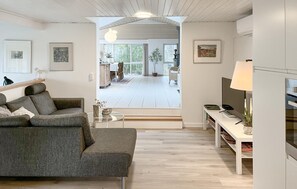 Smart TV y chimenea 