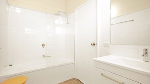 Shower, hair dryer - 3 Shearwater Street, Peregian Beach, Noosa Area (PEREGIAN BEACH)