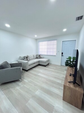 TV - Sweet 2-bedroom apartment in charming Miami. (Miami)