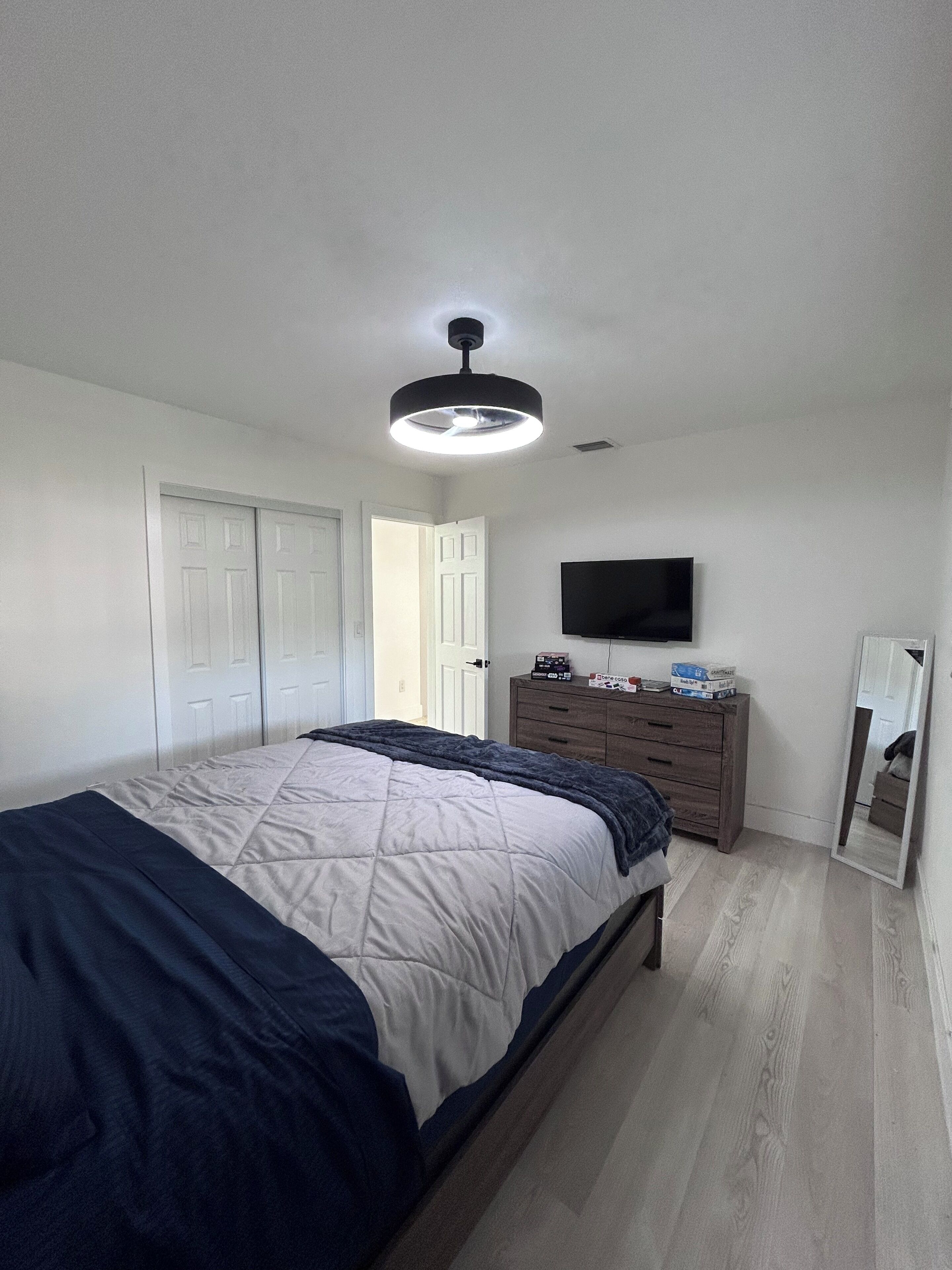 Iron/ironing board, WiFi, bed sheets