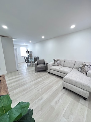 TV - Sweet 2-bedroom apartment in charming Miami. (Miami)