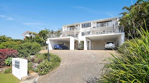 A two-story house with a covered driveway and a garage. - Kari 3 Peregian Beach (PEREGIAN BEACH)