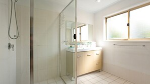 Shower - Seascape - 37 Gouldian Court (PEREGIAN BEACH)