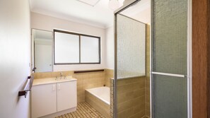 Shower - Carlaminda - 4/26 Avocet Parade (PEREGIAN BEACH)