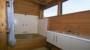 Bathroom - Pine Lodge - 40 Callitris Crescent (MARCUS BEACH)