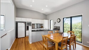 Een koelkast, een oven, een kookplaat