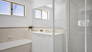 Shower - Vaai Moana - 5/10 Oriole Avenue (PEREGIAN BEACH)