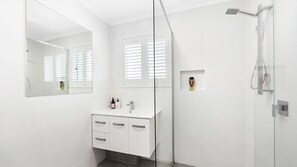 Shower - Unit 5 Blairgowire, Peregian Beach (PEREGIAN BEACH)
