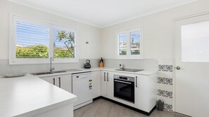 Fridge, oven, stovetop - Unit 5 Blairgowire, Peregian Beach (PEREGIAN BEACH)