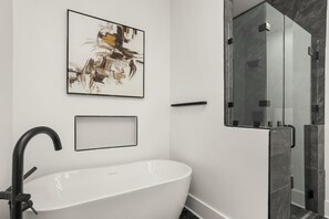 Hair dryer, towels, soap, toilet paper - Spacious 4-bedroom house in charming Nashville (Nashville)