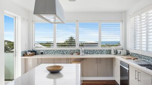 Fridge, oven, stovetop - Sea Splash 75 Lorikeet Drive (PEREGIAN BEACH)