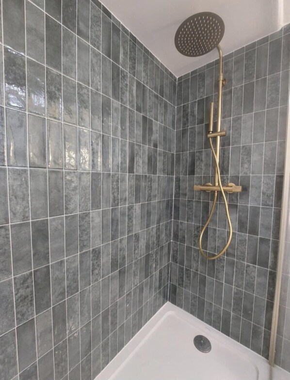 Shower, hair dryer, towels, soap - Bright apartment in the heart of the Old Port - calm, comfort & ideal location (Marseille)