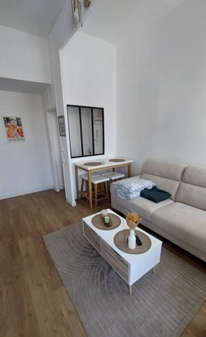 Living area - Bright apartment in the heart of the Old Port - calm, comfort & ideal location (Marseille)