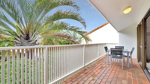 Outdoor dining - 19 Peregian Court Resort (Peregian Beach)