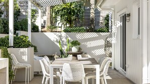 Outdoor dining - Olas by The Sea 2 Peregian Beach (Peregian Beach)
