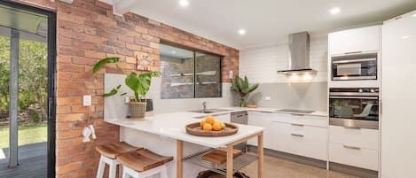 冷蔵庫、オーブン、コンロ、コーヒー / ティーメーカー