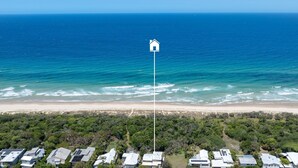 A coastal area with a row of houses, a beach, and the ocean. - Ashton Villa 1 Peregian Beach (Peregian Beach)