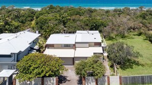 A residential area with two-story houses, a grassy yard, and a view of the ocean. - Ashton Villa 1 Peregian Beach (Peregian Beach)