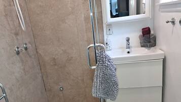 Apartment, 1 Bedroom, Smoking | Bathroom