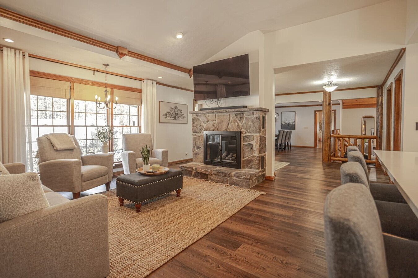 Een televisie en een open haard