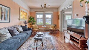 TV, fireplace - Wonderful 7-bedroom house with AC Pearl District/Slabtown! 99 Walk Score! (Portland)