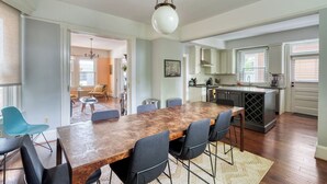 Unclassified image, 2 of 35, button - Wonderful 7-bedroom house with AC Pearl District/Slabtown! 99 Walk Score! (Portland)