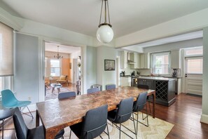 Dining - Wonderful 7-bedroom house with AC Pearl District/Slabtown! 99 Walk Score! (Portland)