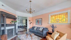 Unclassified image, 3 of 35, button - Wonderful 7-bedroom house with AC Pearl District/Slabtown! 99 Walk Score! (Portland)