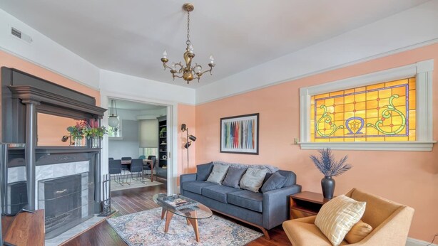 TV, fireplace - Wonderful 7-bedroom house with AC Pearl District/Slabtown! 99 Walk Score! (Portland)