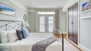 7 bedrooms, iron/ironing board, WiFi, bed sheets - Wonderful 7-bedroom house with AC Pearl District/Slabtown! 99 Walk Score! (Portland)