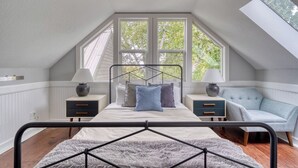 7 bedrooms, iron/ironing board, WiFi, bed sheets - Wonderful 7-bedroom house with AC Pearl District/Slabtown! 99 Walk Score! (Portland)