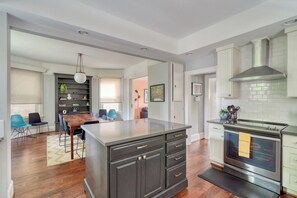 Microwave, oven, stovetop, dishwasher - Wonderful 7-bedroom house with AC Pearl District/Slabtown! 99 Walk Score! (Portland)