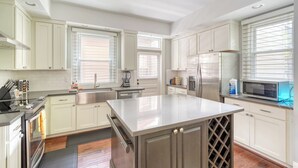 Microwave, oven, stovetop, dishwasher - Wonderful 7-bedroom house with AC Pearl District/Slabtown! 99 Walk Score! (Portland)