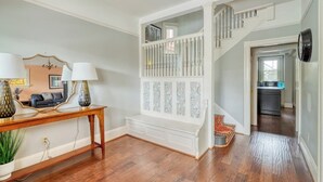 Unclassified image, 5 of 35, button - Wonderful 7-bedroom house with AC Pearl District/Slabtown! 99 Walk Score! (Portland)