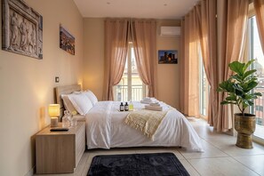 Phòng đôi Cao cấp, quang cảnh thành phố | Bộ đồ giường cao cấp, chăn bông, minibar với thức uống miễn phí 