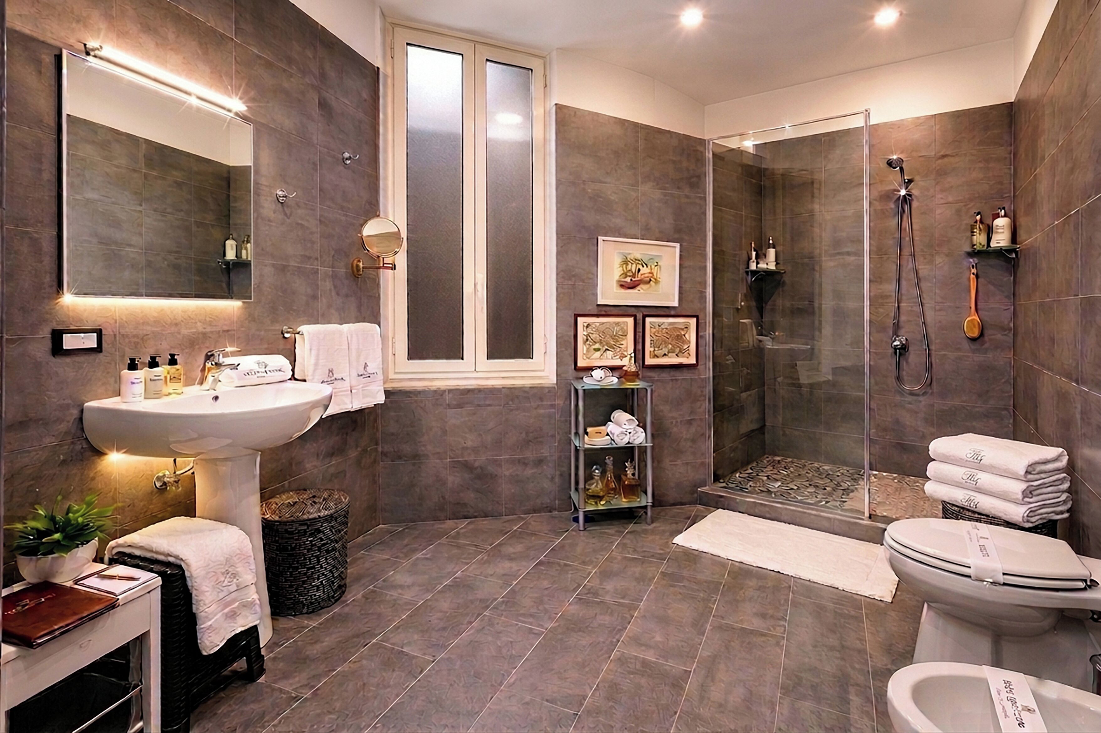 Habitación familiar, 1 cama de matrimonio con sofá cama, no fumadores, vistas a la ciudad | Baño | Ducha, artículos de higiene personal gratuitos y secador de pelo