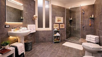 Habitación familiar, 1 cama de matrimonio con sofá cama, no fumadores, vistas a la ciudad | Baño | Ducha, artículos de higiene personal gratuitos y secador de pelo