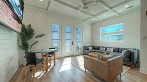 House (3 Bedrooms) | Interior - Dune & Done by Avantstay Outdoor Lounge + Firepit Shared Pool + Golf Cart Zone Mustang Island Beach (Port Aransas)
