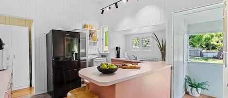 Four Ă micro-ondes, un four, surface de cuisson