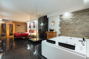 Douche, baignoire à remous, séchoir à cheveux, savon