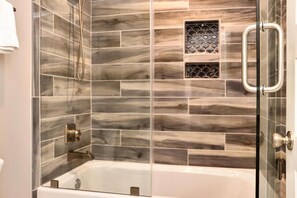 Dusche, Handtücher, Seife, Toilettenpapier