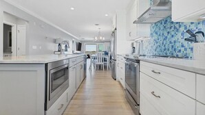 Coffee/tea maker, fridge, microwave, oven - Boca Grande North - 45: Stylish 2BR condo with bay views in Boca Grande, perfect for 4 guests. (Boca Grande)