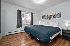 2 bedrooms, iron/ironing board, WiFi, bed sheets - Charming 2-bedroom apartment near Downtown Anchorage. Walk to Shops and Dinning! (Anchorage)