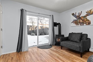 Interior - Charming 2-bedroom apartment near Downtown Anchorage. Walk to Shops and Dinning! (Anchorage)