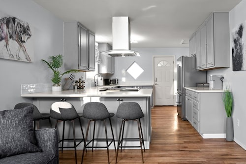 Charming 2-bedroom apartment near Downtown Anchorage. Walk to Shops and Dinning!