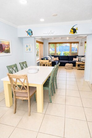 Dining - Searenity Retreat! Waterfront Home With Private 60 ft Dock, Pool, Tiki, BBQ (Marathon)