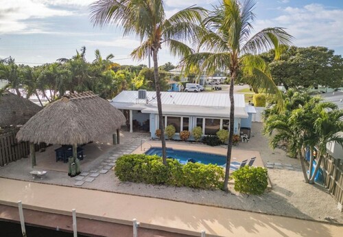 Searenity Retreat! Waterfront Home With Private 60 ft Dock, Pool, Tiki, BBQ