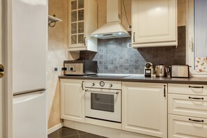 Refrigerador, microondas, tostadora y condimentos 